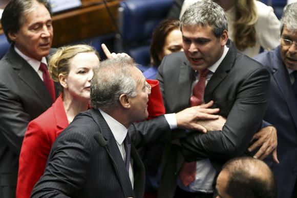 Brasília - Confusão entre os senadores Gleisi Hoffmann, Lindbergh Farias e o presidente do Senado, Renan Calheiros, durante o segundo dia de julgament