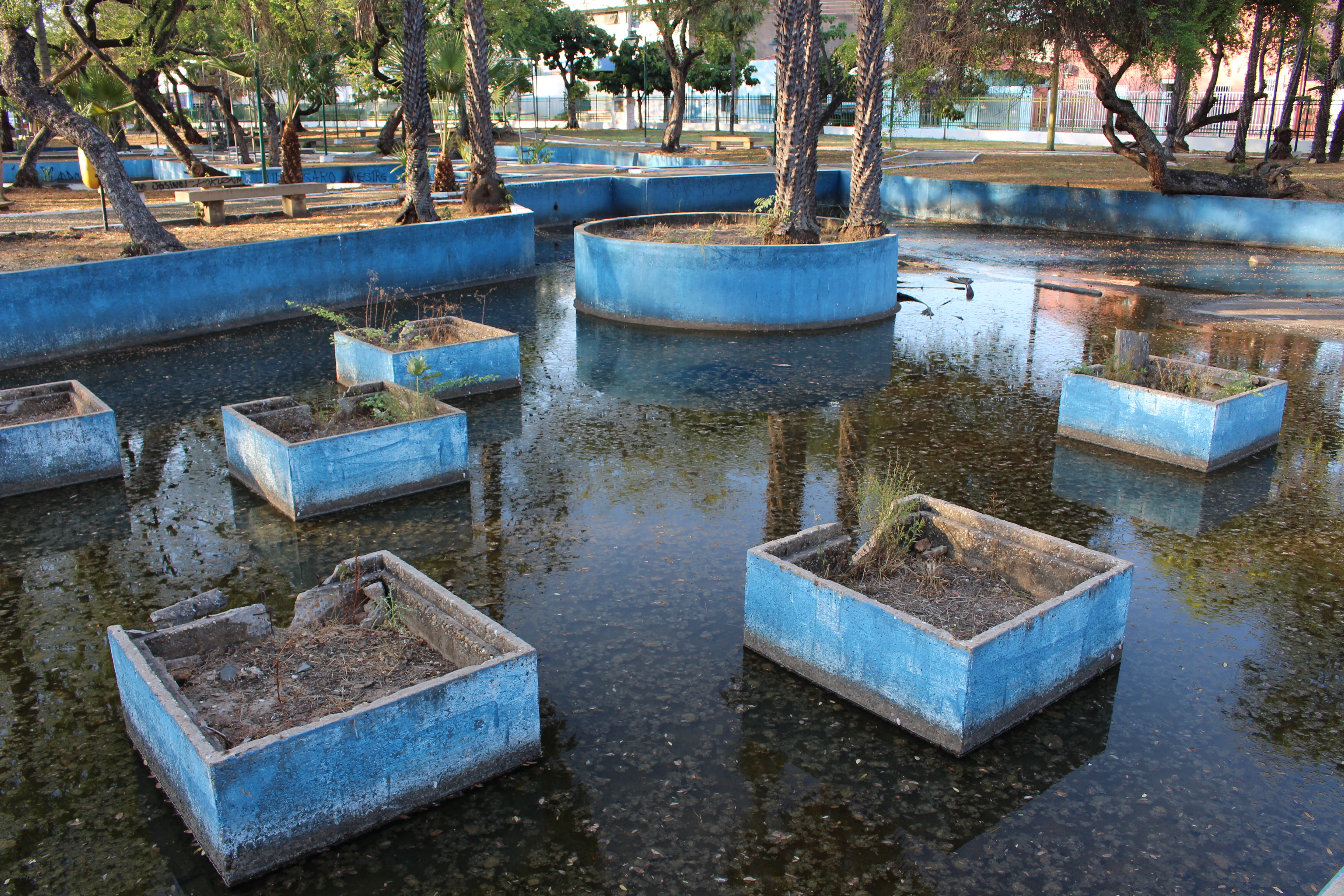 Praça da Costa e Silva com depósito de água parada possibilitando a criação de mosquitos