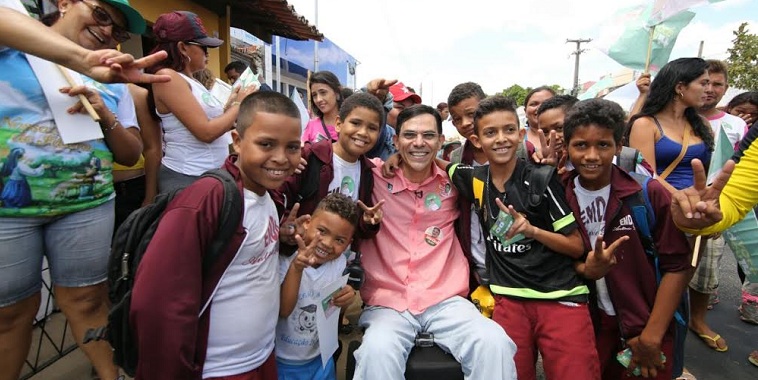 Amadeu Campos com estudantes: campanha nas ruas