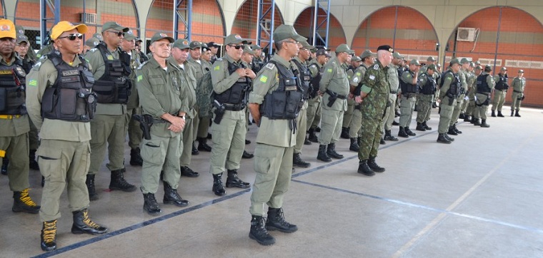 Policiais militares antes do embarque para o interior do Piauí