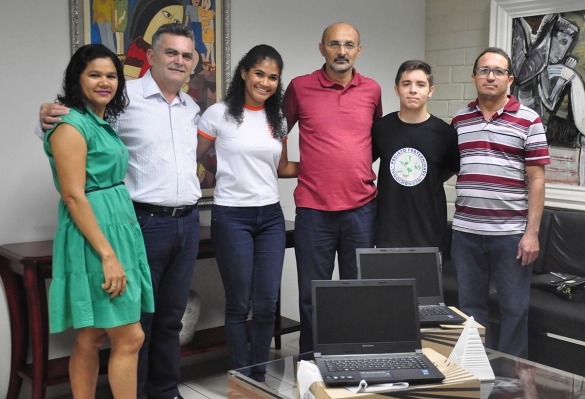 Seduc entrega notebooks a alunos que irão representar o Piauí no Parlamento Jovem