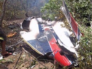 Ainda havia fumaça nos destroços do avião que caiu matando os conselheiros do TCE Xavier Neto e Jaime Amorim,  além do piloto Edvaldo Buik