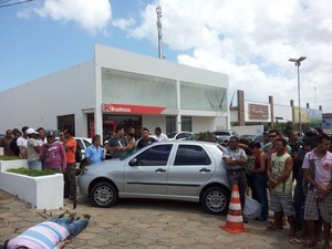 Curiosos observam corpo de piauiense em São Luís (MA)