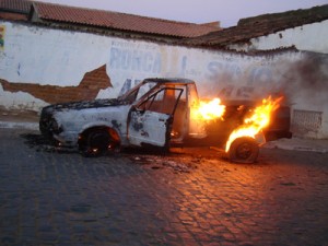 Carro incendiando em São João do Piauí