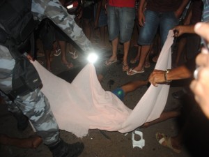 Polícia cobre o corpo de vítima de acidente; mais um em Campo Maior