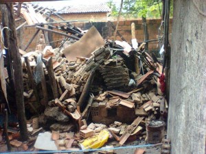 Escombros da casa onde os irmãos morreram em Teresina