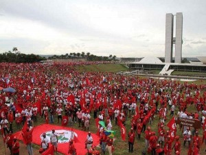 Em todo o País as manifestações lotam as maiores cidade. O Centro de Brasilia está vermelho