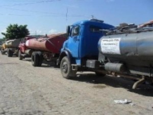 Carros-pipa abastecem municípios atingidos pela seca