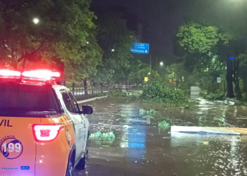 Marquise de supermercado cai e mata morador de rua no RS durante tempestade